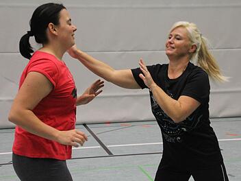 Zwei, die vom Selbstverteidigungskurs begeistert waren, haben auch zusammen geübt. Stefanie Düring (links) und Manuela Krause (rechts) gehen engagiert zur Sache und haben durch die Teilnahme am Kurs ihr Selbstbewusstsein gestärkt. Foto: hw
