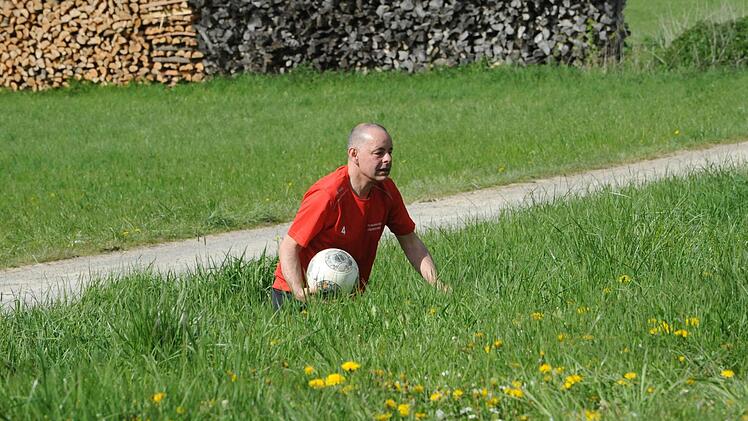Reifer Ball-Junge in Obereschenbach. Foto: Hopf