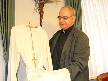 Dekan Kilian Kemmer hat entschieden, dass im nächsten Jahr bei der Erstkommunion alle Kinder anstatt Rüschenkleid und Anzug ein einheitliches Gewand tragen.  Foto: Christian Bauriedel