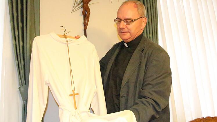 Dekan Kilian Kemmer hat entschieden, dass im nächsten Jahr bei der Erstkommunion alle Kinder anstatt Rüschenkleid und Anzug ein einheitliches Gewand tragen.  Foto: Christian Bauriedel