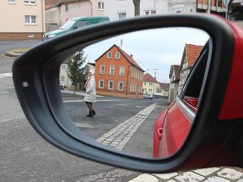 Die Ortsdurchfahrt des Stadtteils Seubrigshausen im Zuge der Kreisstraße KG 11 wird im kommenden Jahr erneuert. Gleichzeitig wird der St. Kiliansplatz umgestaltet. Baubeginn soll im Mai 2017 sein. In einer Bürgerversammlung wurden die Pläne nochmals vorgestellt.  Foto: Dieter Britz