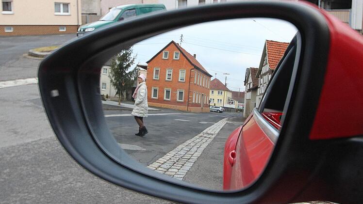 Die Ortsdurchfahrt des Stadtteils Seubrigshausen im Zuge der Kreisstraße KG 11 wird im kommenden Jahr erneuert. Gleichzeitig wird der St. Kiliansplatz umgestaltet. Baubeginn soll im Mai 2017 sein. In einer Bürgerversammlung wurden die Pläne nochmals vorgestellt.  Foto: Dieter Britz