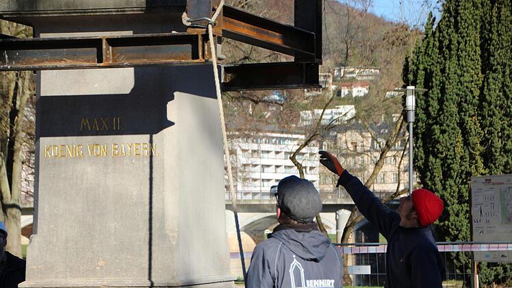 Die letzten Schritte: Arbeiter überwachen, dass der Käfig beim Entfernen keine Schäden an der Statue verursacht. Foto: Benedikt Borst