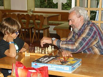 Alle Generationen will "Bürger helfen Bürgern" mit seinen Angeboten erreichen und zusammenbringen. Deshalb ist "BHB" auch beim Ferienprogramm mit dem Spielenachmittag dabei. Dabei haben sich auch Armin (rechts) und Matthäus als Schachpartner gefunden.Sabine Weinbeer