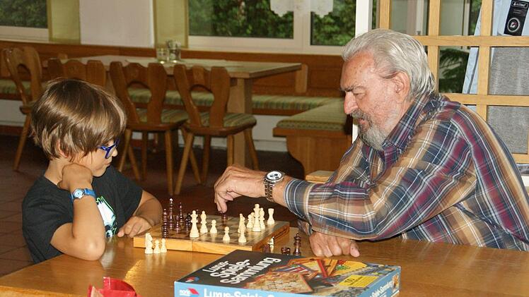 Alle Generationen will "Bürger helfen Bürgern" mit seinen Angeboten erreichen und zusammenbringen. Deshalb ist "BHB" auch beim Ferienprogramm mit dem Spielenachmittag dabei. Dabei haben sich auch Armin (rechts) und Matthäus als Schachpartner gefunden.Sabine Weinbeer