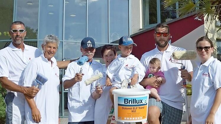 Die Mitarbeiter von Maler Burkel aus Forchheim haben bei der Hitzehelden-Aktion gewonnen. Foto: Peter Lutz