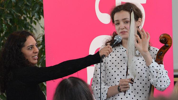 Aus mehreren Tierhaaren besteht der Bogen zum Streichen des Cellos. Sie werden zusammen gedreht, erklärte Anastasia Kobekina den Schülerinnen und Schülern. Foto: Friedrich