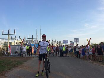 Am Ziel: Der nordhessische Extremradler Stephan Schulz fuhr in zwei Tagen 700 Kilometer entlang der geplanten Südlink-Trasse von Schleswig-Holstein bis zum Umspannwerk in Bergrheinfeld. Empfangen wurde er am Sonntagabend von der Bergrheinfelder Bürgerinitiative gegen den Südlink.  Foto: Sauer