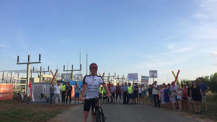 Am Ziel: Der nordhessische Extremradler Stephan Schulz fuhr in zwei Tagen 700 Kilometer entlang der geplanten Südlink-Trasse von Schleswig-Holstein bis zum Umspannwerk in Bergrheinfeld. Empfangen wurde er am Sonntagabend von der Bergrheinfelder Bürgerinitiative gegen den Südlink.  Foto: Sauer