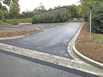 Mittlerweile ist der Einfahrtsbereich am neuen Friedhof in Gädheim fertiggestellt worden.  Foto: Ulrike Langer