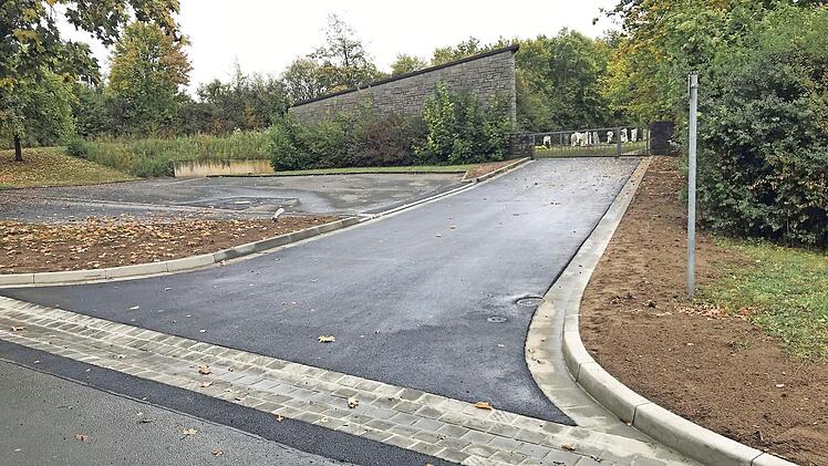 Mittlerweile ist der Einfahrtsbereich am neuen Friedhof in Gädheim fertiggestellt worden.  Foto: Ulrike Langer