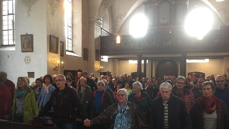 Bei dem Lied "Der Frieden beginnt in mir" erhoben sich alle Besucher spontan von den Plätzen, reichten sich die Hände und sangen leise mit.Regina Rinke
