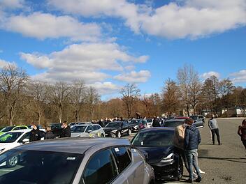 Mehr als 70 Fahrer von E- und Hybridautos, etliche davon aus anderen Landkreisen, starteten vom Schwimmbadparkplatz aus zur Demo. Foto: Katrin Geyer