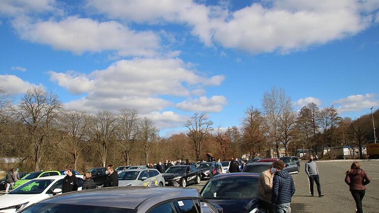 Mehr als 70 Fahrer von E- und Hybridautos, etliche davon aus anderen Landkreisen, starteten vom Schwimmbadparkplatz aus zur Demo. Foto: Katrin Geyer