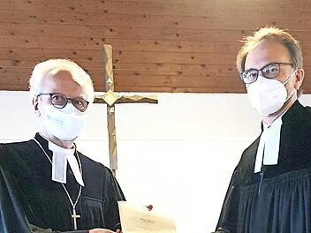 Dekan Lechner führte Pfarrer Klaus Eyselein (rechts) in sein neues Amt in Höchstadt ein.