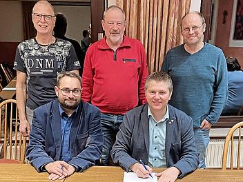 Der Verein RhönLink e.V. und die Bürgerinitiativen aus dem Landkreis Bad Kissingen unterzeichneten eine gemeinsame Erklärung. Von links hinten: Rainer Morshäuser (BI Schondra), Erwin Miller und Ingo Queck (BI Bad Brückenau). Vorne von links: Marku...