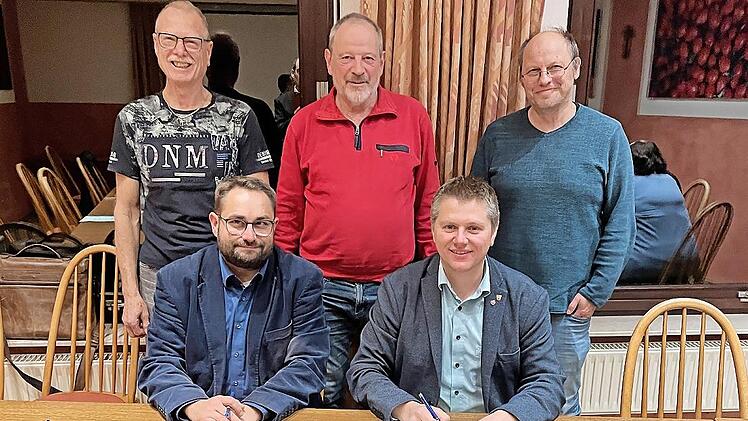 Der Verein RhönLink e.V. und die Bürgerinitiativen aus dem Landkreis Bad Kissingen unterzeichneten eine gemeinsame Erklärung. Von links hinten: Rainer Morshäuser (BI Schondra), Erwin Miller und Ingo Queck (BI Bad Brückenau). Vorne von links: Marku...