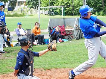 Das Jugendteam der Royals zeigte in Erlangen eine starke Leistung. Besonders beim Schlagen konnte das Team überzeugen. Es gelangen viele gute Hits und sogar drei Homeruns.