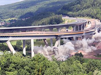 Da geht sie nieder, die alte Sinntalbrücke der A 7 bei Riedenberg. Es ist wohl die größte jemals gesprengte Brücke in Europa gewesen. Fotos: Matthias Hoch