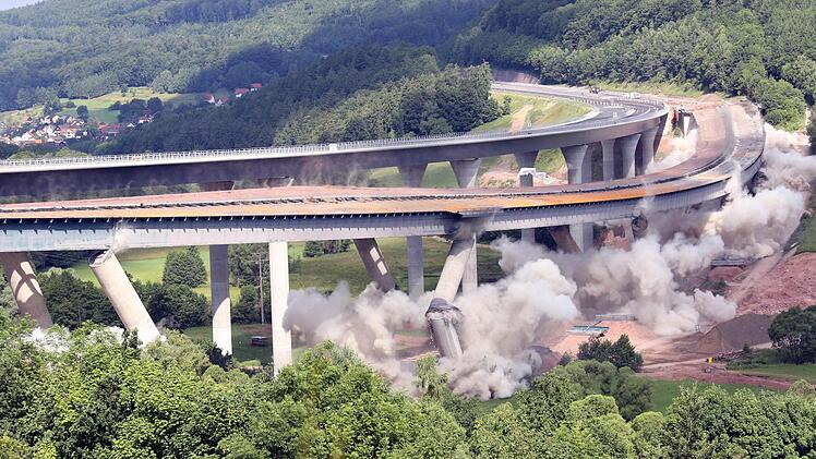 Da geht sie nieder, die alte Sinntalbrücke der A 7 bei Riedenberg. Es ist wohl die größte jemals gesprengte Brücke in Europa gewesen. Fotos: Matthias Hoch