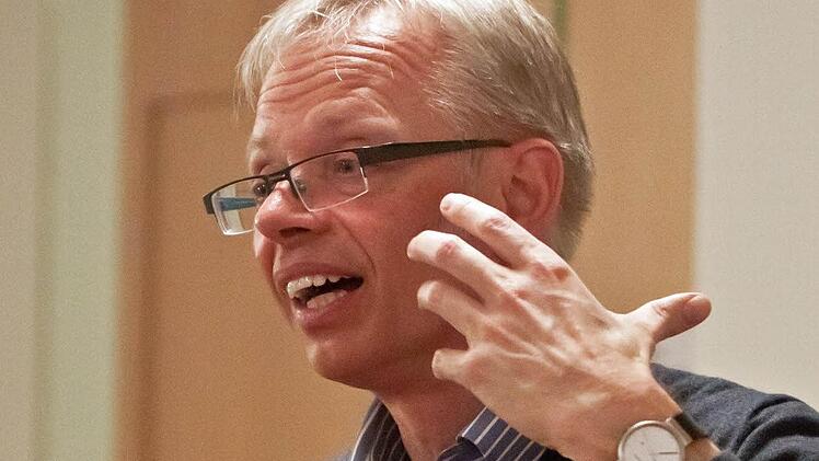 Kirchenmusikdirektor Peter Stenglein bei der Probenarbeit