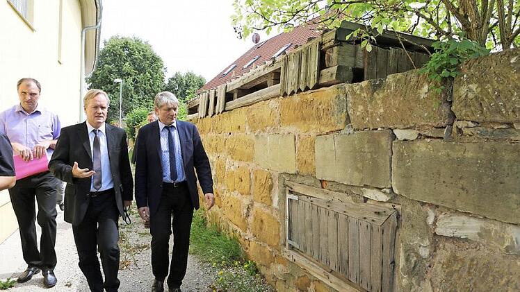 Der neue Generalkonservator, Mathias Pfeil, nimmt zusammen mit MdL Heinrich Rudrof (rechts) und dritten Bürgermeister Otto Nüßlein die historische Scheßlitzer Stadtmauer in Augenschein. Foto: Barbara Herbst