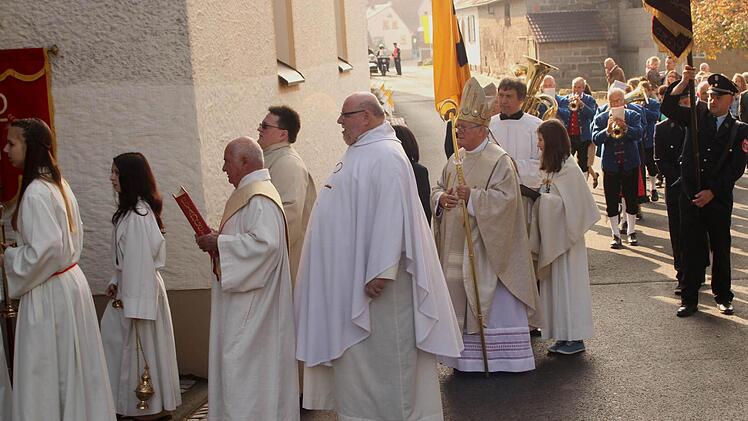 Mit Musik und Fahnenabordnungen fand die Kirchenparade zur Kirche St. Ägidius statt.