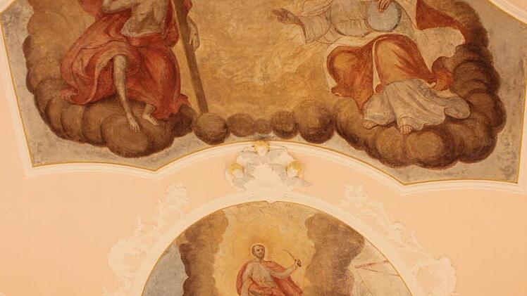 Das Deckengemälde stammt von einem unbekannten Künstler; auch das Entstehungsjahr ist nicht bekannt. Es zeigt das Martyrium des Heiligen Bartholomäus. Foto: R. Popp