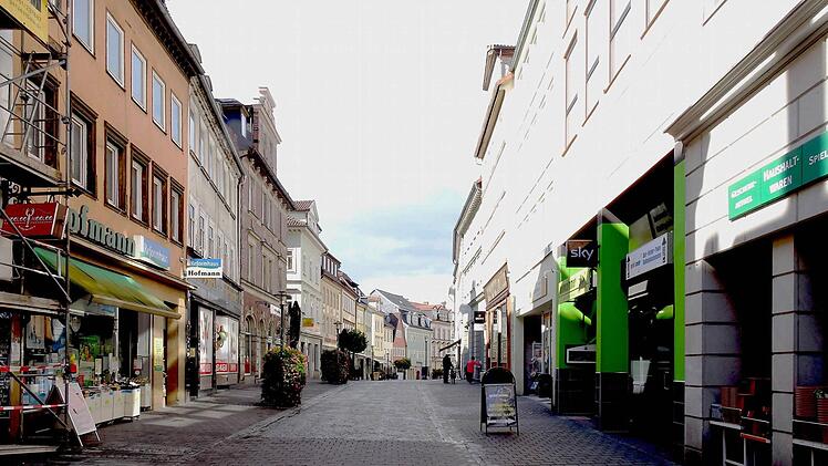 Und so sieht der Steinweg an gleicher Stelle inzwischen aus. Die Bürgersteige von einst sind längst verschwunden, Foto: Jochen Berger