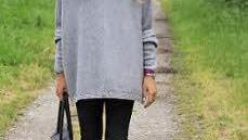Ein weiter, grauer Pullover lässt sich gut kombinieren.  Foto: privat