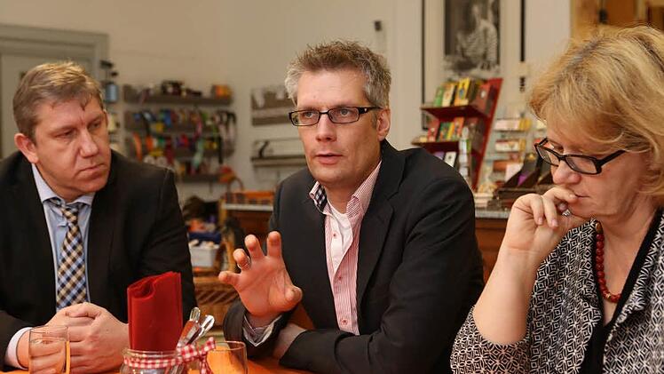 Der Forchheimer OB-Kandidat Uwe Kirschstein, flankiert von MdB Andreas Schwarz und der Parlamentarischen Staatssekretärin Anette Kramme. Foto: Barbara Herbst