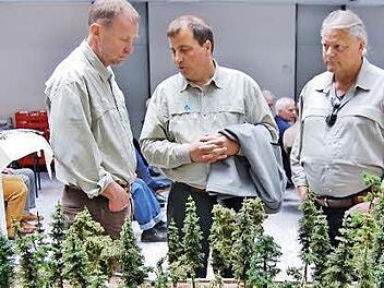 Die Förster Axel Maunz (Bad Kissingen), Joachim Dahmer (Burkardroth) und Ingo Büttner (Ostheim v.d. Rhön) vor einem Waldmodell Foto: Sigismund von Dobschütz