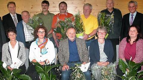 Zwölf Hobbygärtnerinnen und Hobbygärtner gab es in der Gruppe I beim Kreiswettbewerb "Der ökologische Garten". Rechts Landrat Oswald Marr sowie links Bürgermeister Klaus Löffler.  Foto: Gerd Fleischmann