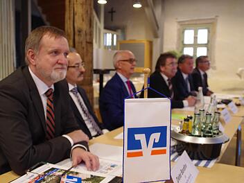 Die Bankvorstände stellten die Fusionspläne vor. Foto: Marco Meißner