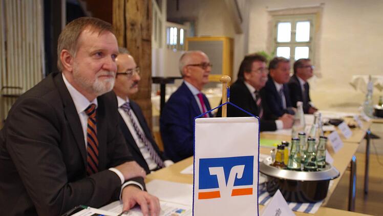 Die Bankvorstände stellten die Fusionspläne vor. Foto: Marco Meißner