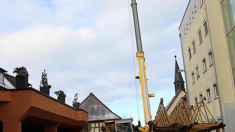 Von der Spitalstraße aus wurden die Einzelteile des Baukrans über die Spitalkirche an die Baustelle gehoben. Foto: Andreas Dorsch