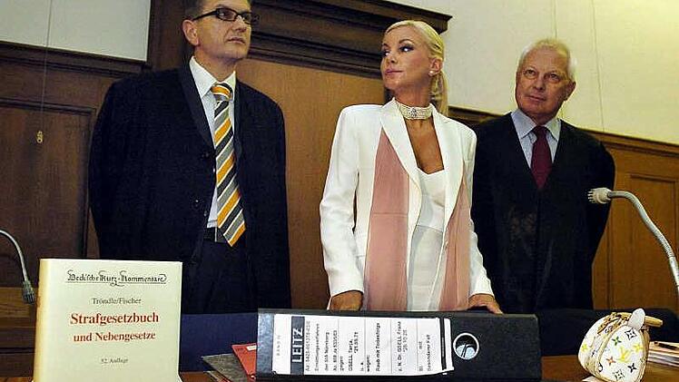 Tatjana Gsell (M) und ihre Anwälte Alexander Seifert (l) und Steffen Ufer stehen am Dienstag (13.07.2004) im Gerichtssaal des Nürnberger Amtsgerichts. Foto: Armin Weigel dpa/lby