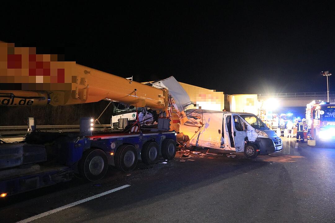 Zwei tödliche Unfälle auf der A3 in kurzer Zeit: Zwei Lkw rasen jeweils in Stauende
