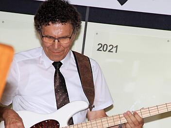 Bei seiner Verabschiedung griff Norbert Hauck selbst zur E-Gitarre. Fotos: Gerda Völk