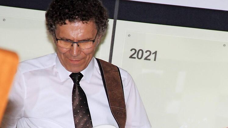 Bei seiner Verabschiedung griff Norbert Hauck selbst zur E-Gitarre. Fotos: Gerda Völk