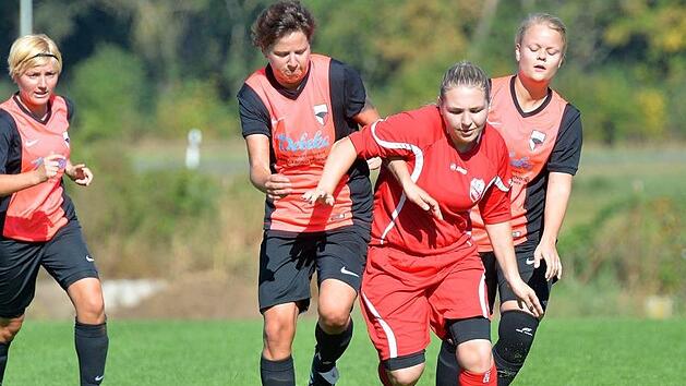 SC Adelsdorf - FC Burk.  Die Heimmannschaft (schwarz-rote Trikots) lauerte oft auf Konter.picturedreams
