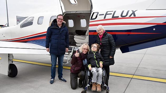 Pilot Lutz Bunnenberg brachte Mutter Martina, Niklas und Oma Anne zur Christkindlesmarkt-Er&ouml;ffnung nach N&uuml;rnberg. Foto: Airport N&uuml;rnberg / Jan Bein&szlig;en