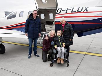 Pilot Lutz Bunnenberg brachte Mutter Martina, Niklas und Oma Anne zur Christkindlesmarkt-Er&ouml;ffnung nach N&uuml;rnberg. Foto: Airport N&uuml;rnberg / Jan Bein&szlig;en