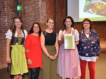 Eine Urkunde als Belohnung: Gwendolin Hammer (Amt für Ernährung, Landwirtschaft und Forsten Würzburg), Isabell Cicero (Haus für Kinder), Leonie Horn (Verpflegungsbeauftragte, Haus für Kinder), Michaela Kaniber (Ernährungsministerin) und Renate Kröckel (Kindergartenleiterin). Foto: StMELF/Astrid Schmidhuber