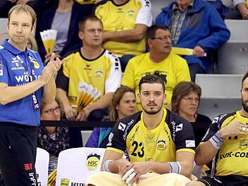 Mit den Heimauftritten seiner Mannschaft war Coburgs Zweitliga-Trainer Jan Gorr (links) bisher sehr zufrieden. Gegen Ferndorf muss er allerdings möglicherweise auf Sebastian Weber (rechts) verzichten. Der Kapitän laboriert an einer leichten Schulterverletzung. Sollte Weber ausfallen, wird Marcel Timm (Mitte) zu noch mehr Einsatzzeiten kommen, als ohnehin schon. Foto: Timo Geldner