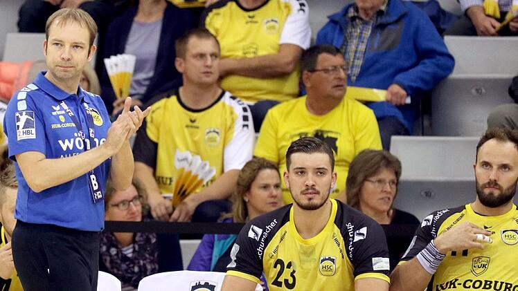 Mit den Heimauftritten seiner Mannschaft war Coburgs Zweitliga-Trainer Jan Gorr (links) bisher sehr zufrieden. Gegen Ferndorf muss er allerdings möglicherweise auf Sebastian Weber (rechts) verzichten. Der Kapitän laboriert an einer leichten Schulterverletzung. Sollte Weber ausfallen, wird Marcel Timm (Mitte) zu noch mehr Einsatzzeiten kommen, als ohnehin schon. Foto: Timo Geldner