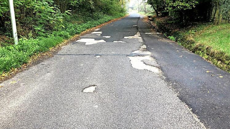 Einstimmig beschloss der Gemeinderat, die Schönbrunner Straße herzustellen. Auch der Kapellenweg wird in die Planung aufgenommen.  Foto: cz