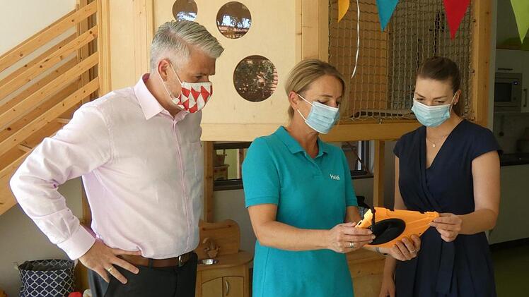 Im Kindergarten Obertheres zeigte die Leiterin Heidi Behrendt (Mitte) der Staatsministerin Judith Gerlach und dem Abgeordneten Steffen Vogel die Anwendungen auf dem iPad, die dem Kindergartenpersonal den Arbeitsalltag erleichtern.