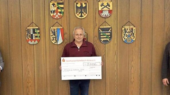 Bürgermeister Rainer Detsch (von links), Rainer Engelhardt, Sprecher der Stockheimer Geschäftsleute, und Oliver Kraus freuen sich über die in dieser Adventskalender-Saison erzielte Spende von 1000 Euro.