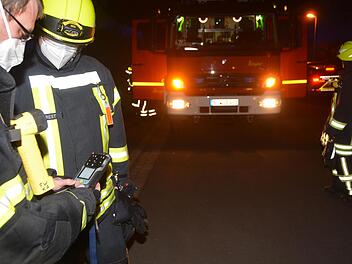 Ein Kohlenstoffmonoxid-Warngerät hat in der Nacht auf Samstag einen Feuerwehreinsatz in Garitz ausgelöst. Da es sich glücklicherweise nur um einen technischen Defekt am CO-Melder handelte, wurde niemand verletzt, nur für etliche Anwohner und Feuerwehrleute war es eine kurze Nacht.  Foto: Peter Rauch
